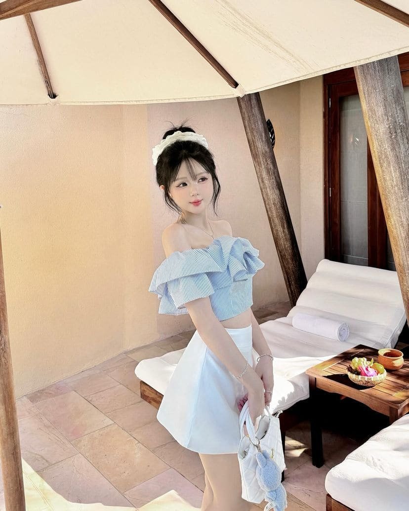 Gái xinh mặc áo hai dây quyến rũ