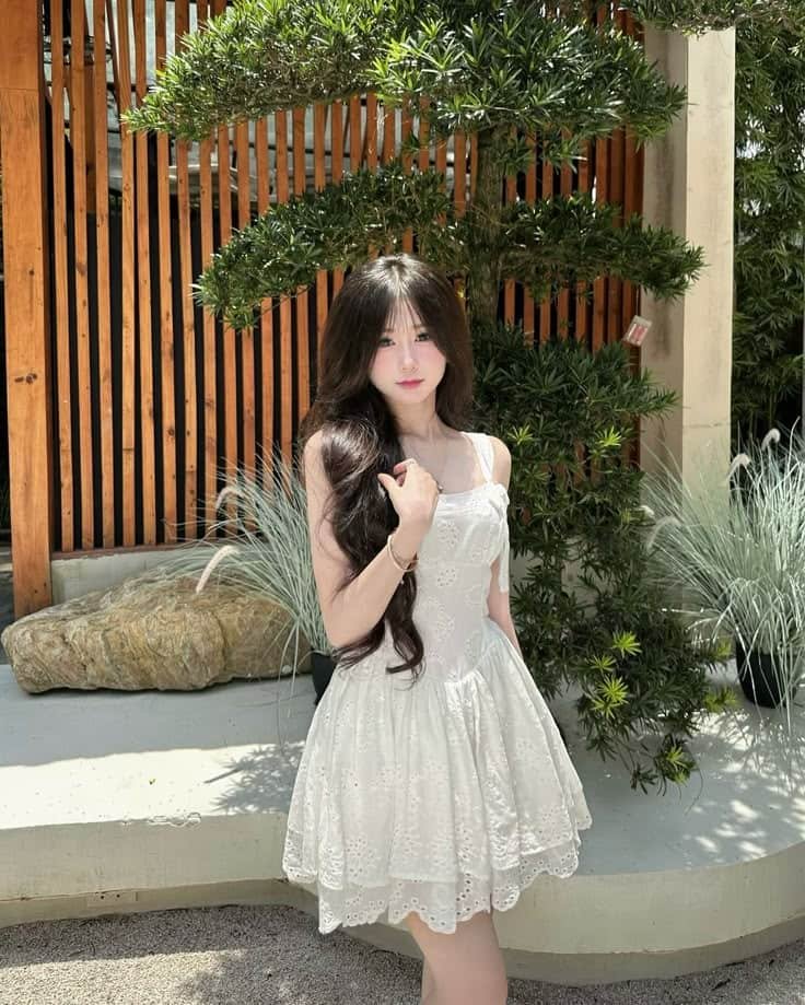 Gái xinh mặc áo hai dây trẻ trung