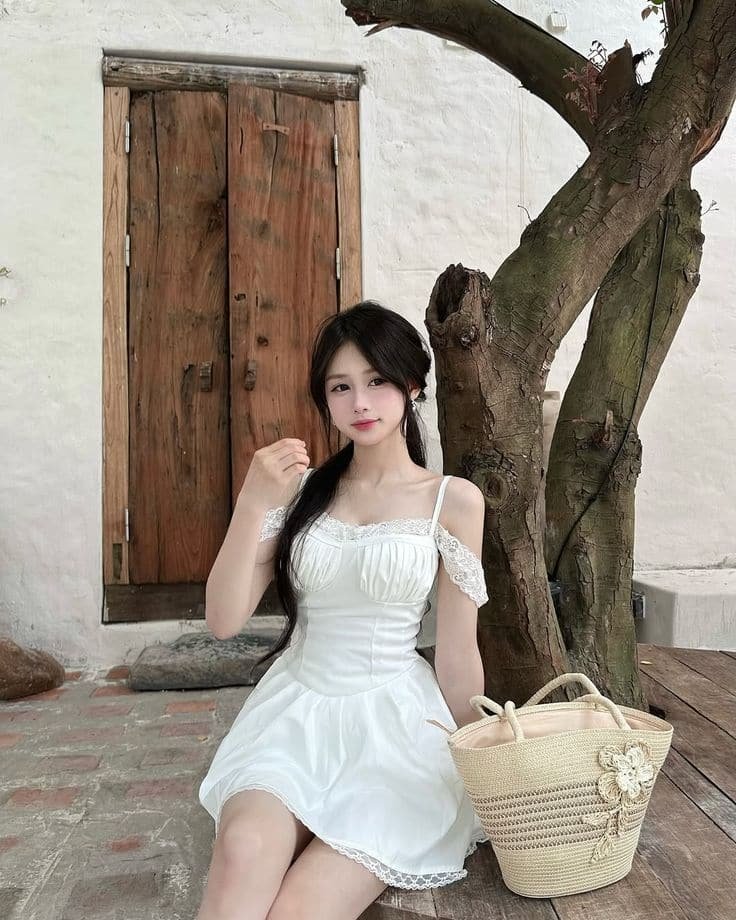 Gái xinh mặc áo hai dây