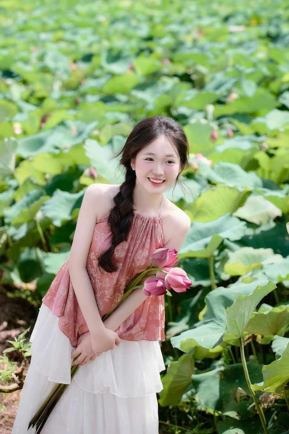 Nét duyên gái đầm sen.