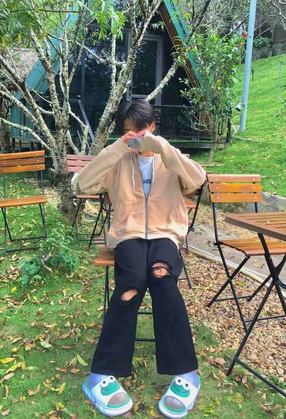 Trai 2k12 che mặt ngầu