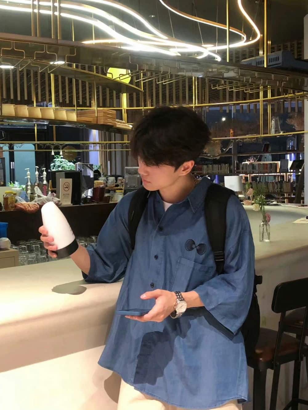 Trai đẹp che mặt ngầu