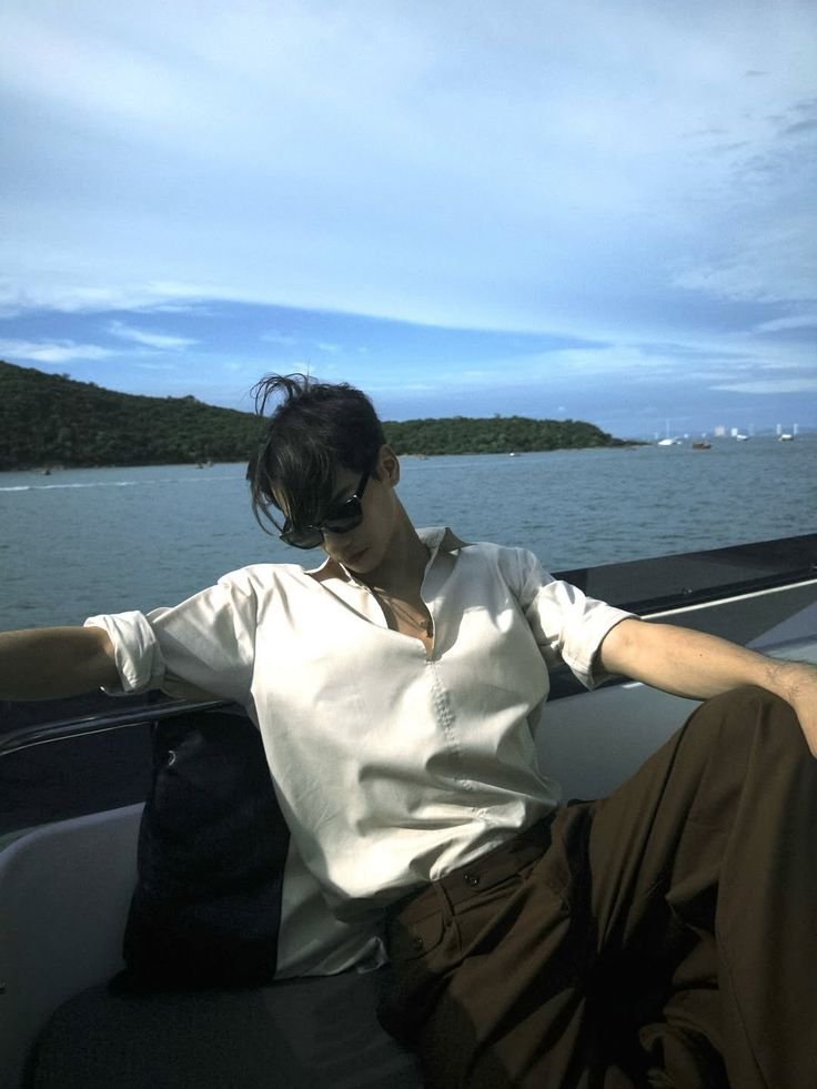 Trai đẹp che mặt nhìn ngầu