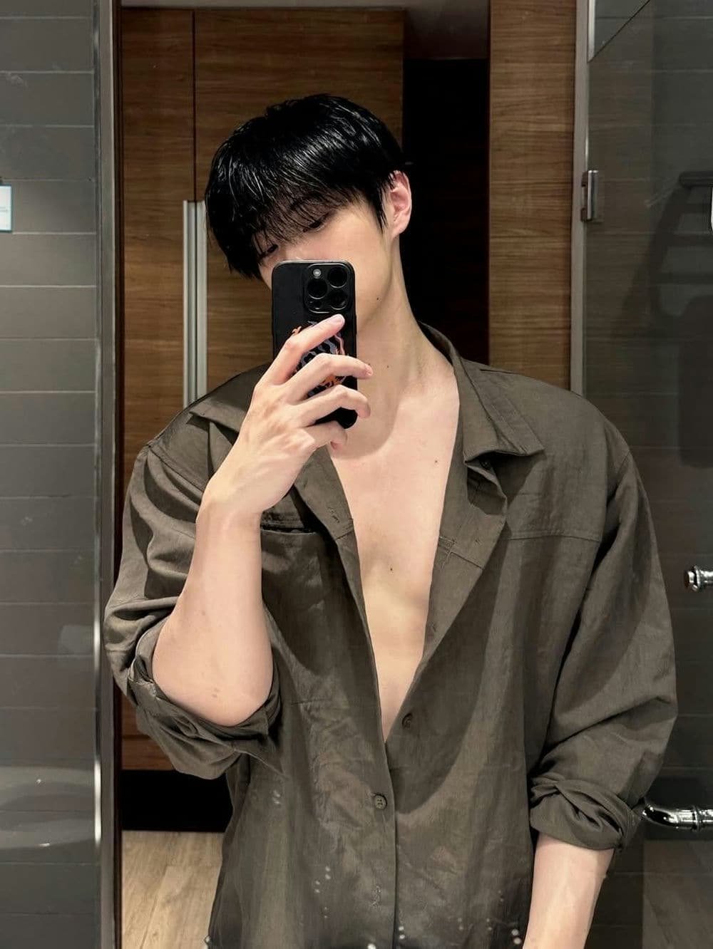 Trai đẹp che mặt quá ngầu