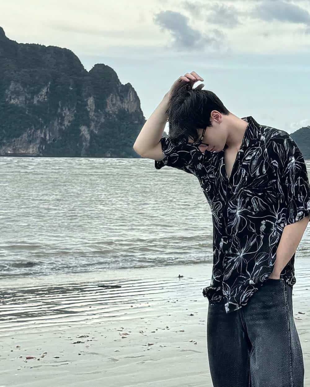 Trai đẹp che mặt rất ngầu