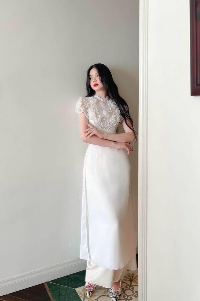 ảnh gái xinh áo dài trắng ngoài trời