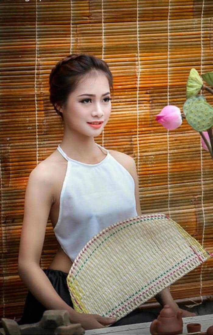 ảnh gái xinh áo yếm cuốn hút