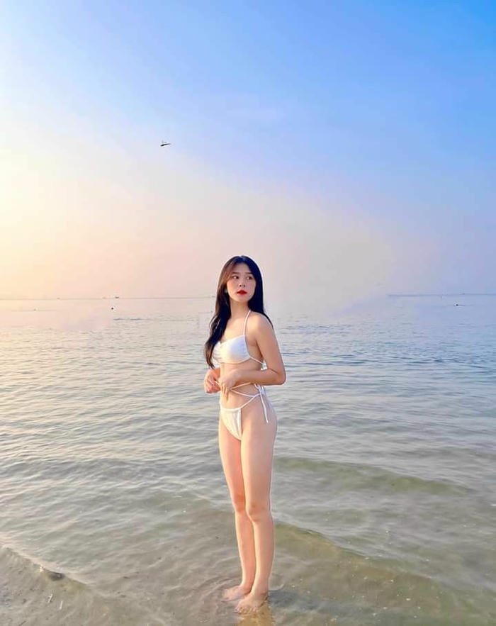ảnh gái xinh mặc bikini đi biển cá tính
