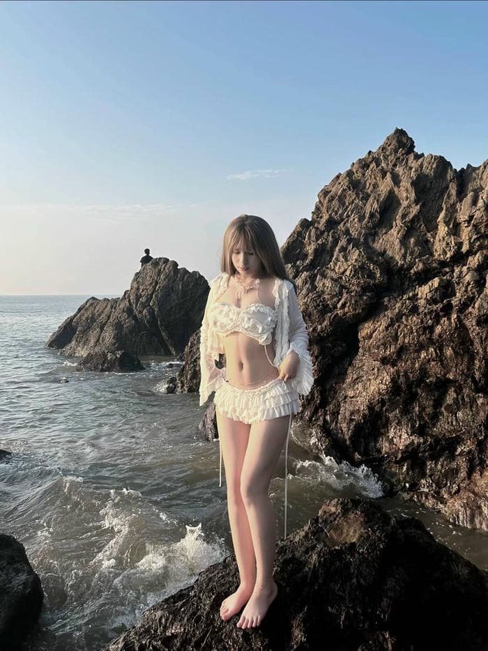 ảnh gái xinh mặc bikini đi biển đẹp