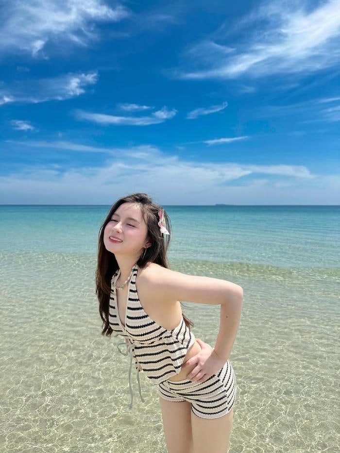ảnh gái xinh mặc bikini đi biển mùa hè