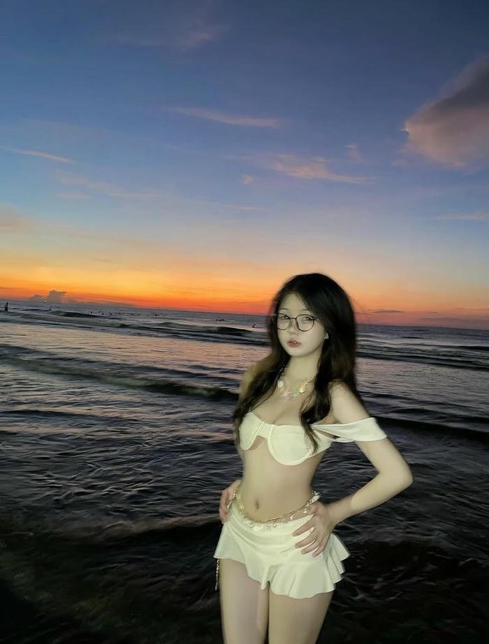 ảnh gái xinh mặc bikini đi biển nóng bỏng