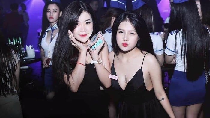 ảnh gái xinh quẩy bar