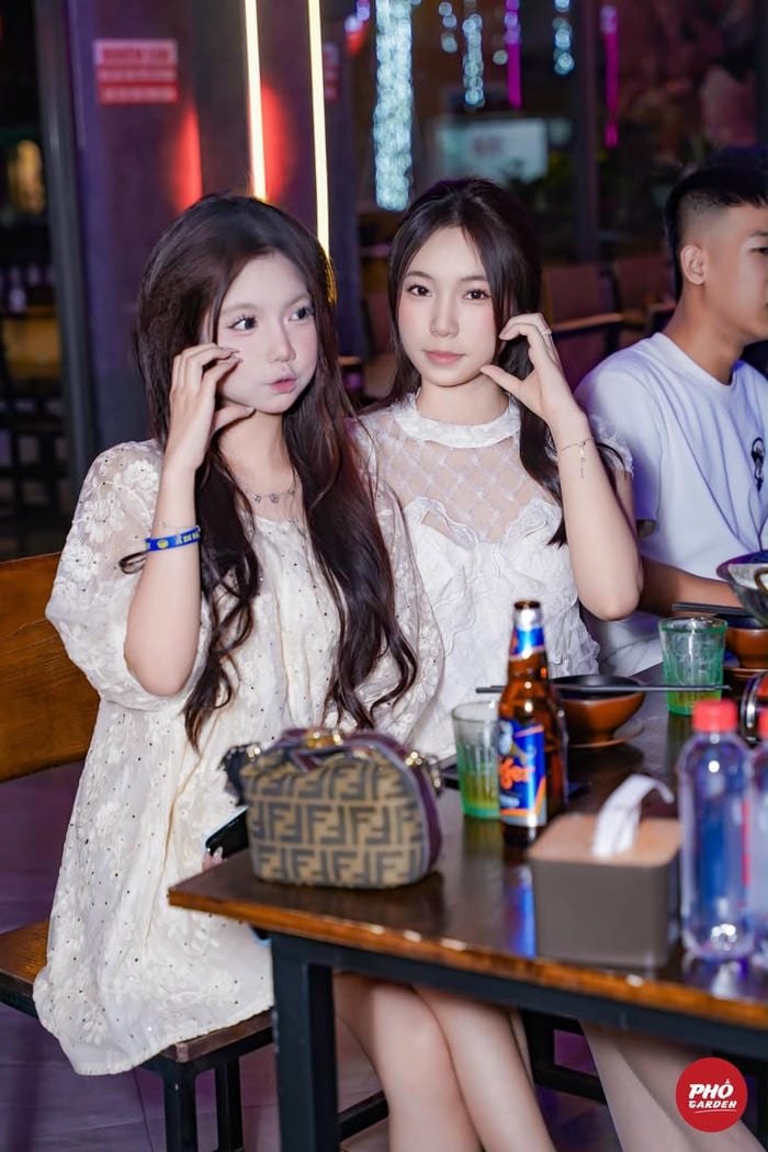 ảnh gái xinh quẩy bar cá tính