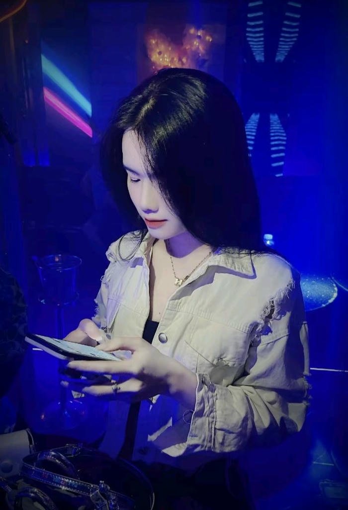 ảnh gái xinh quẩy bar chụp ảnh