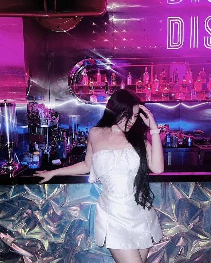 ảnh gái xinh quẩy bar cuốn hút