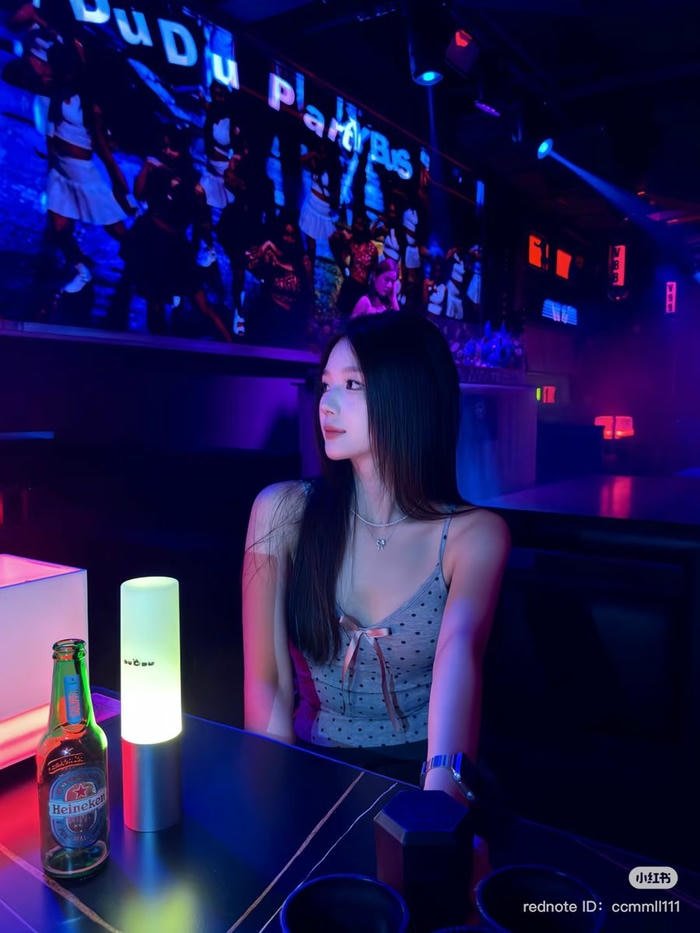 ảnh gái xinh quẩy bar hiện đại