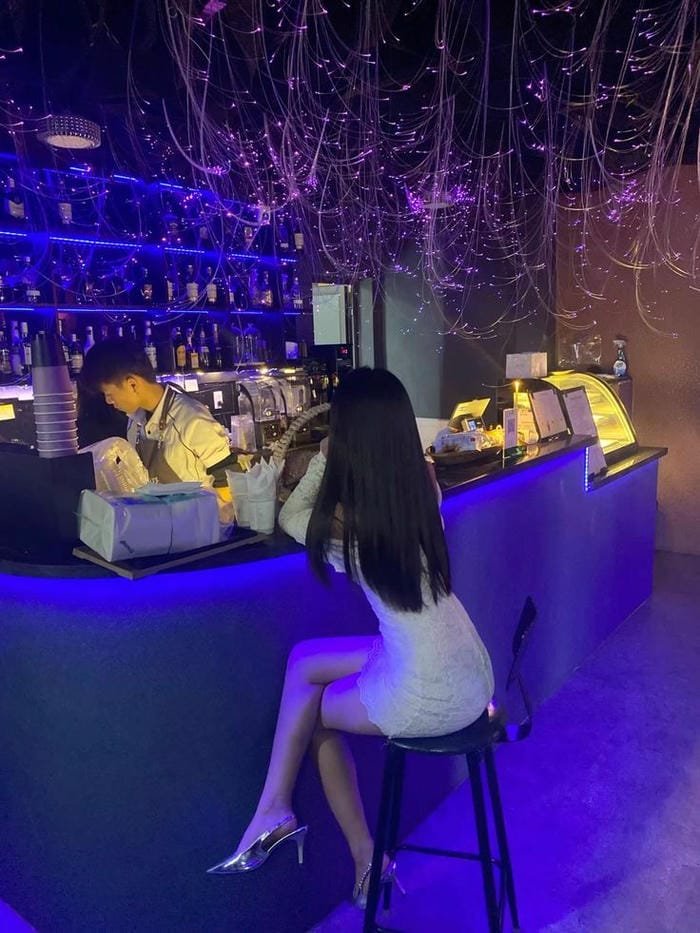 ảnh gái xinh quẩy bar năng động