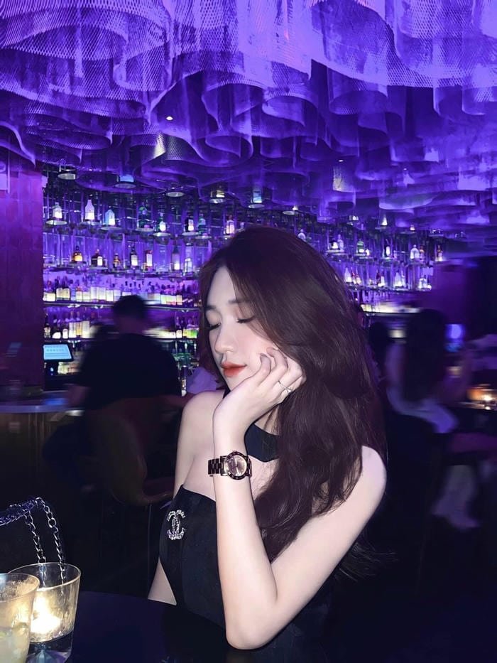 ảnh gái xinh quẩy bar nổi bật