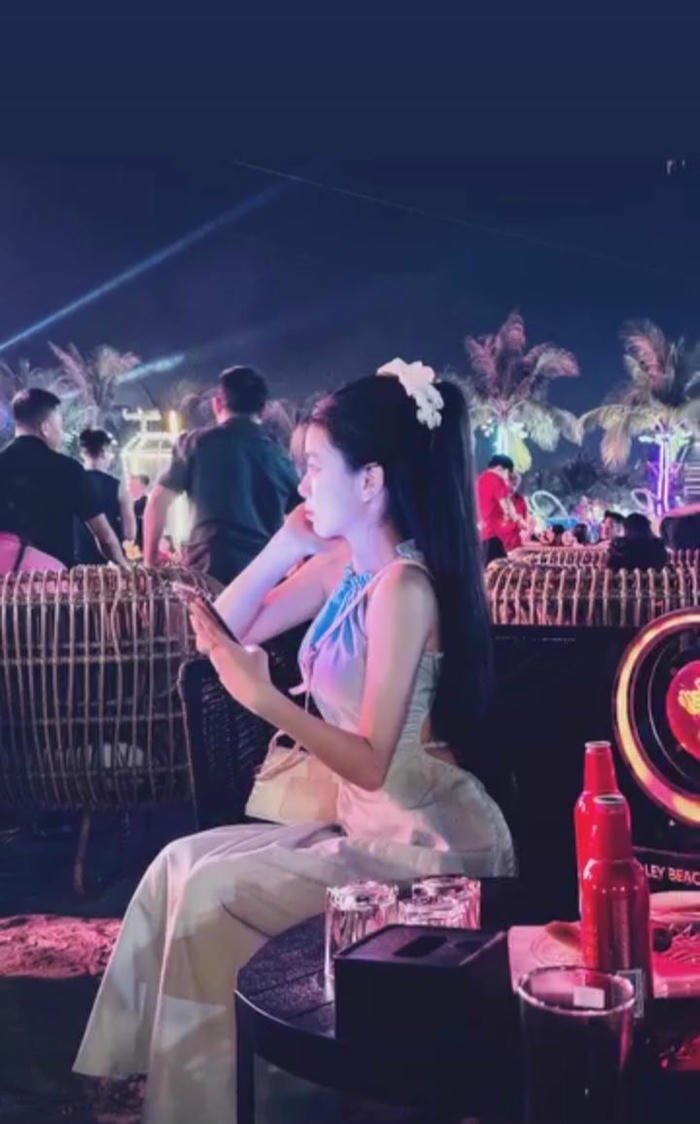 ảnh gái xinh quẩy bar phong cách