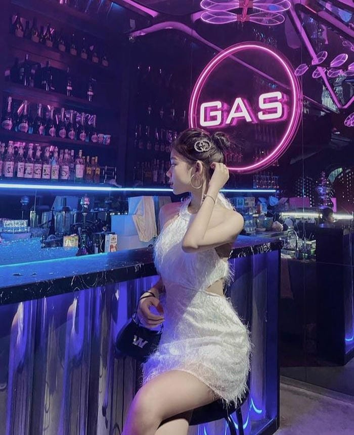 ảnh gái xinh quẩy bar selfie