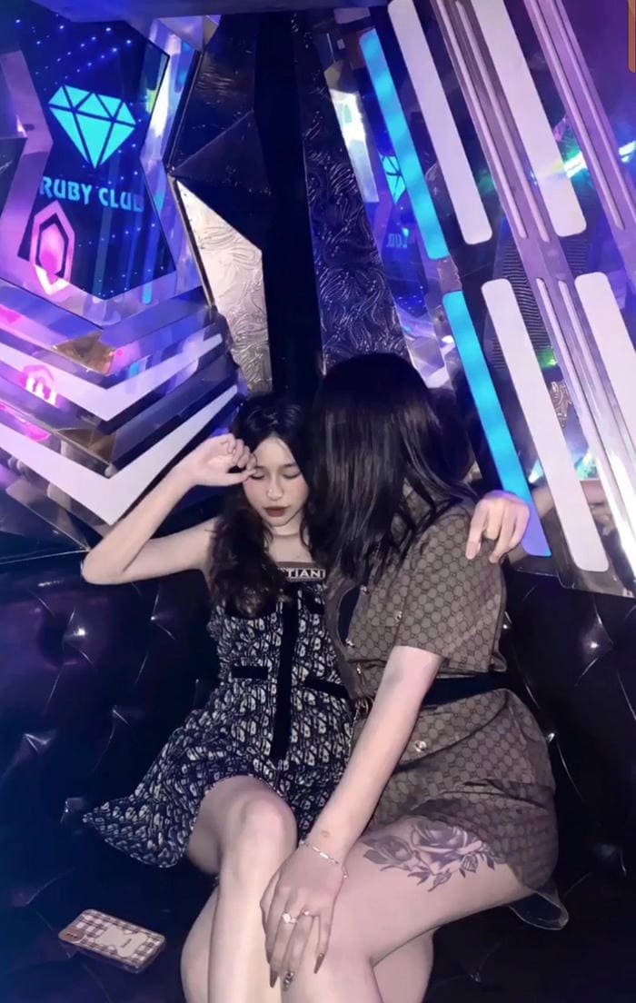 ảnh gái xinh quẩy bar sexy