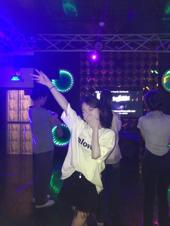 ảnh gái xinh quẩy bar thời trang