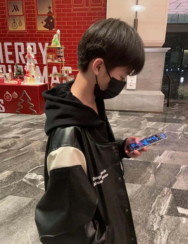 ảnh trai k12 che mặt đời thường