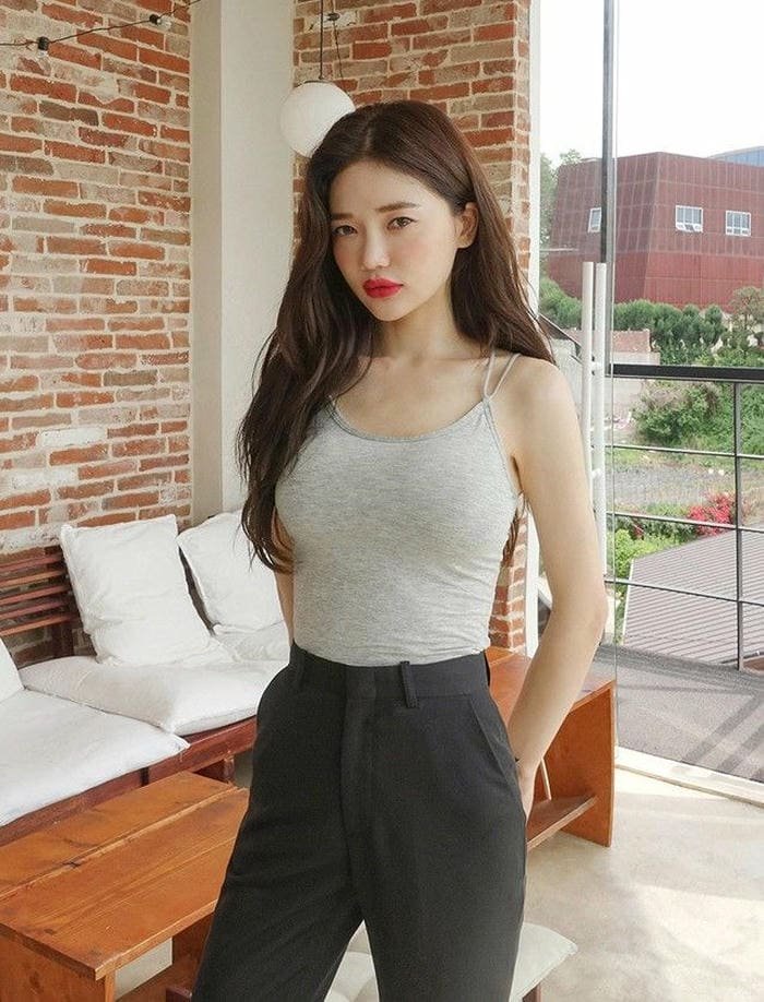 gái xinh áo 2 dây thần thái