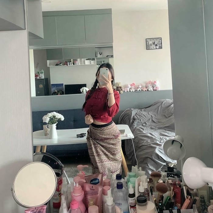 gái xinh che mặt điện thoại dễ thương