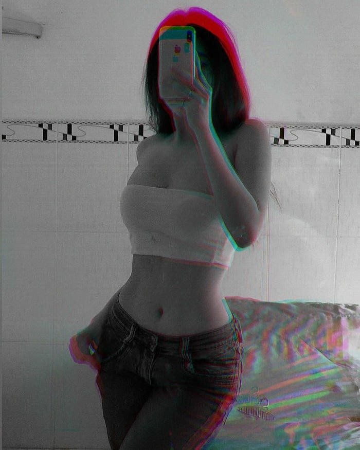 gái xinh che mặt điện thoại đời thường