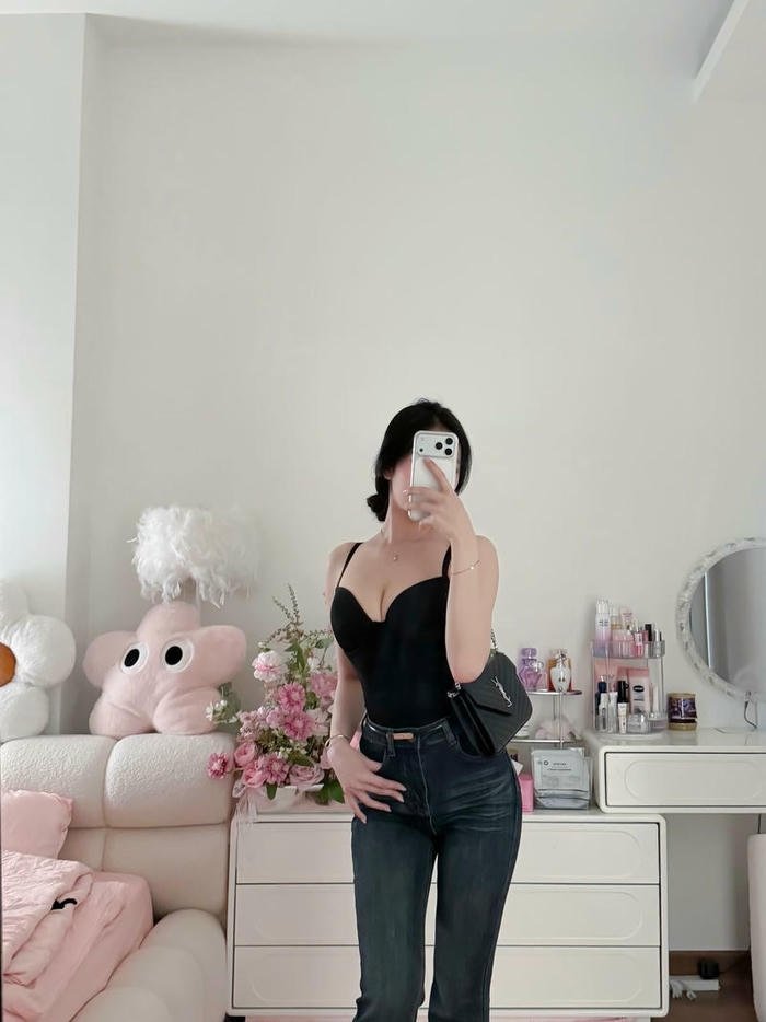 gái xinh che mặt điện thoại quyến rũ