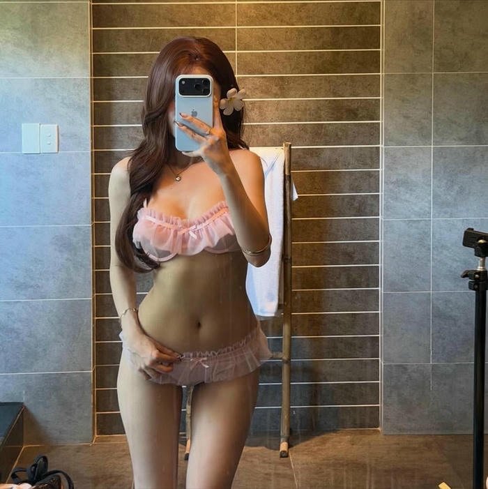 gái xinh che mặt điện thoại tóc dài