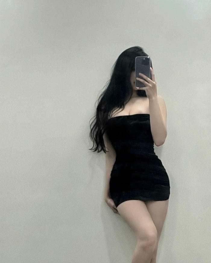 gái xinh che mặt điện thoại xinh xắn