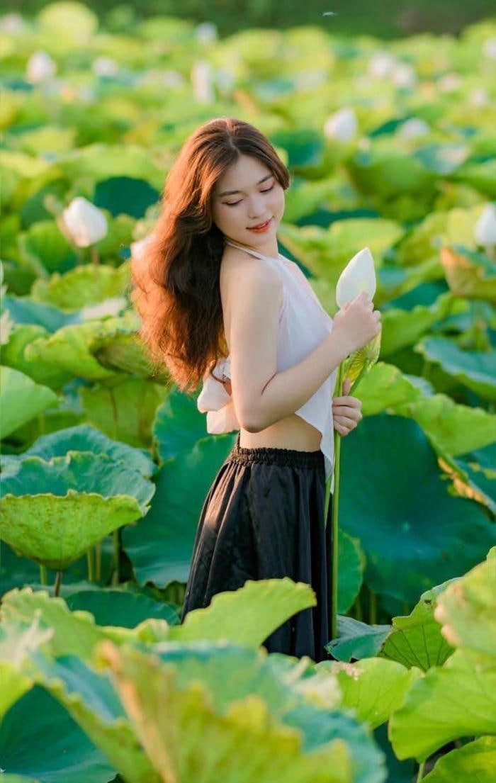 gái xinh đầm sen cá tính