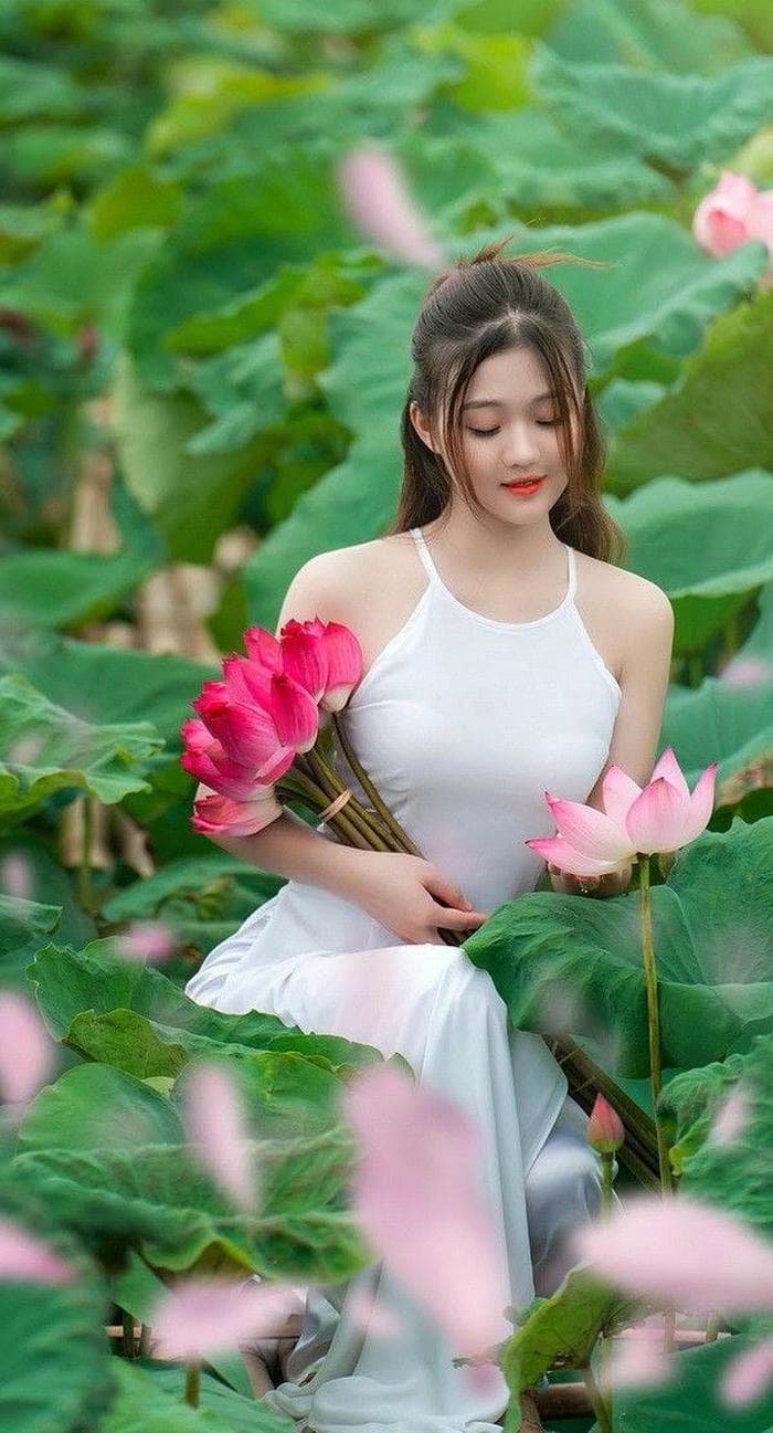 gái xinh đầm sen chụp ảnh