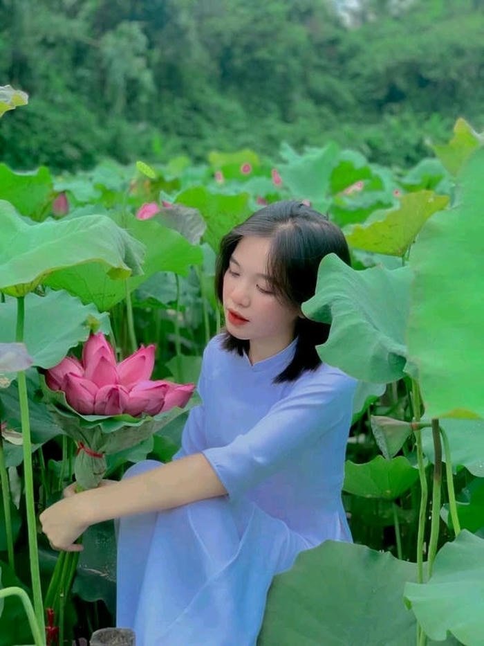 gái xinh đầm sen dịu dàng