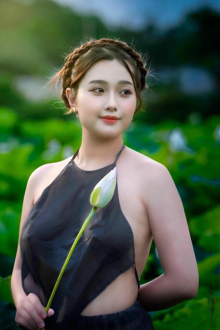 gái xinh đầm sen nghệ thuật