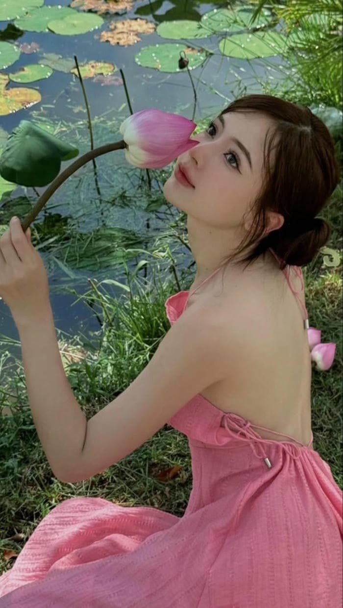 gái xinh đầm sen nổi bật