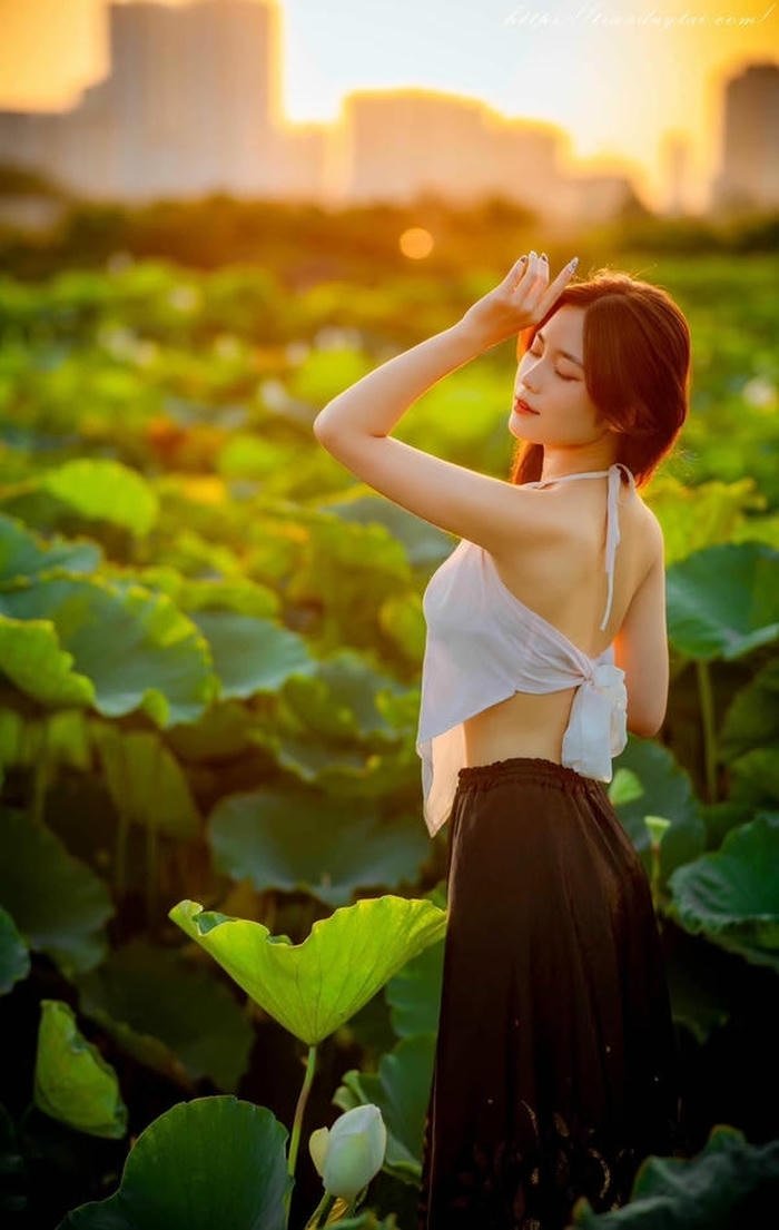 gái xinh đầm sen phong cách