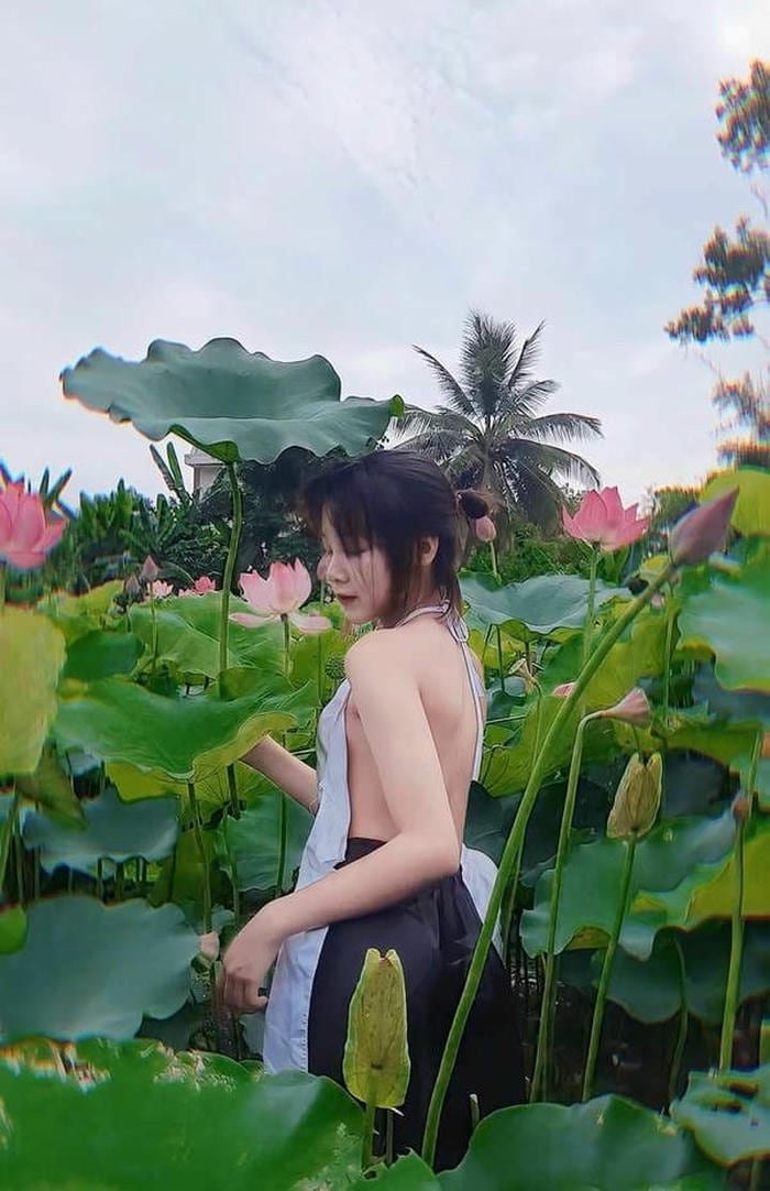 gái xinh đầm sen quyến rũ