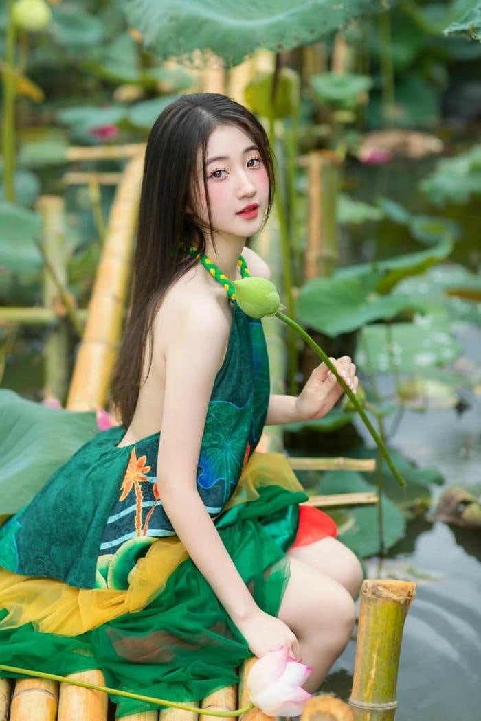 gái xinh đầm sen tóc dài