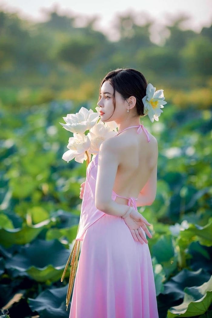 gái xinh đầm sen trong sáng