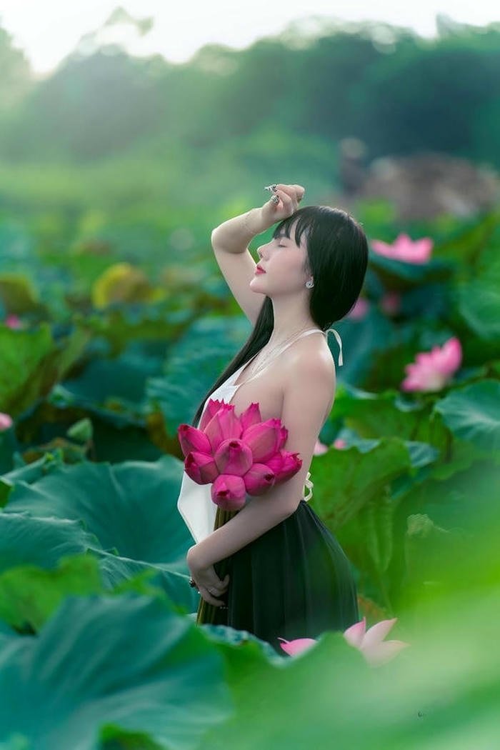 gái xinh đầm sen tự nhiên