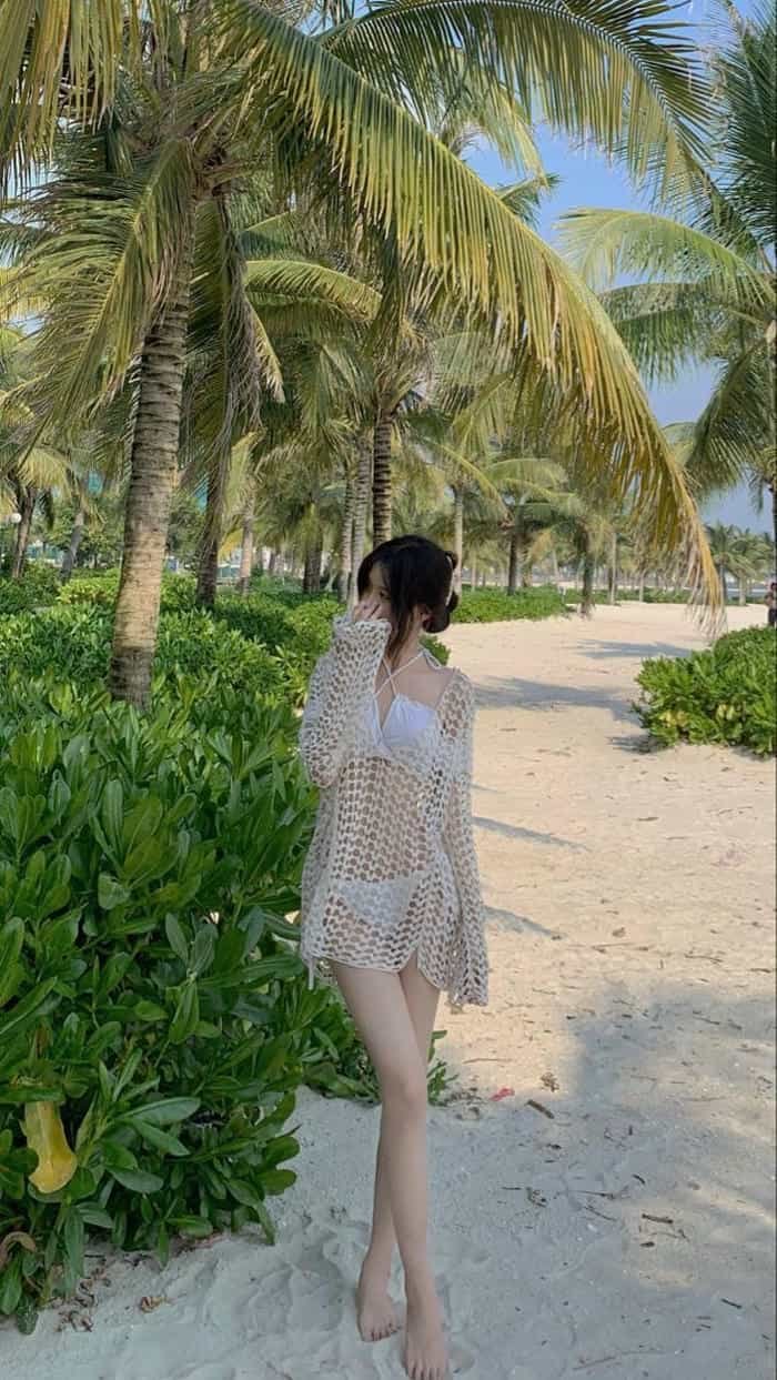 gái xinh đi bơi ngoài trời