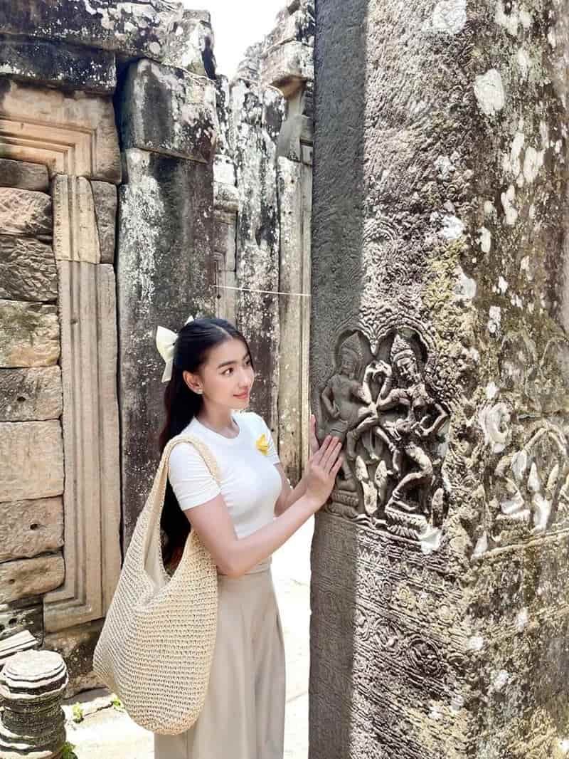 gái xinh lào selfie