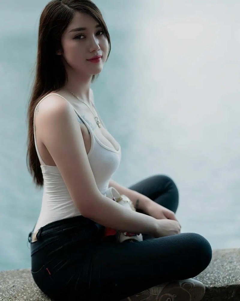 gái xinh quần jean selfie