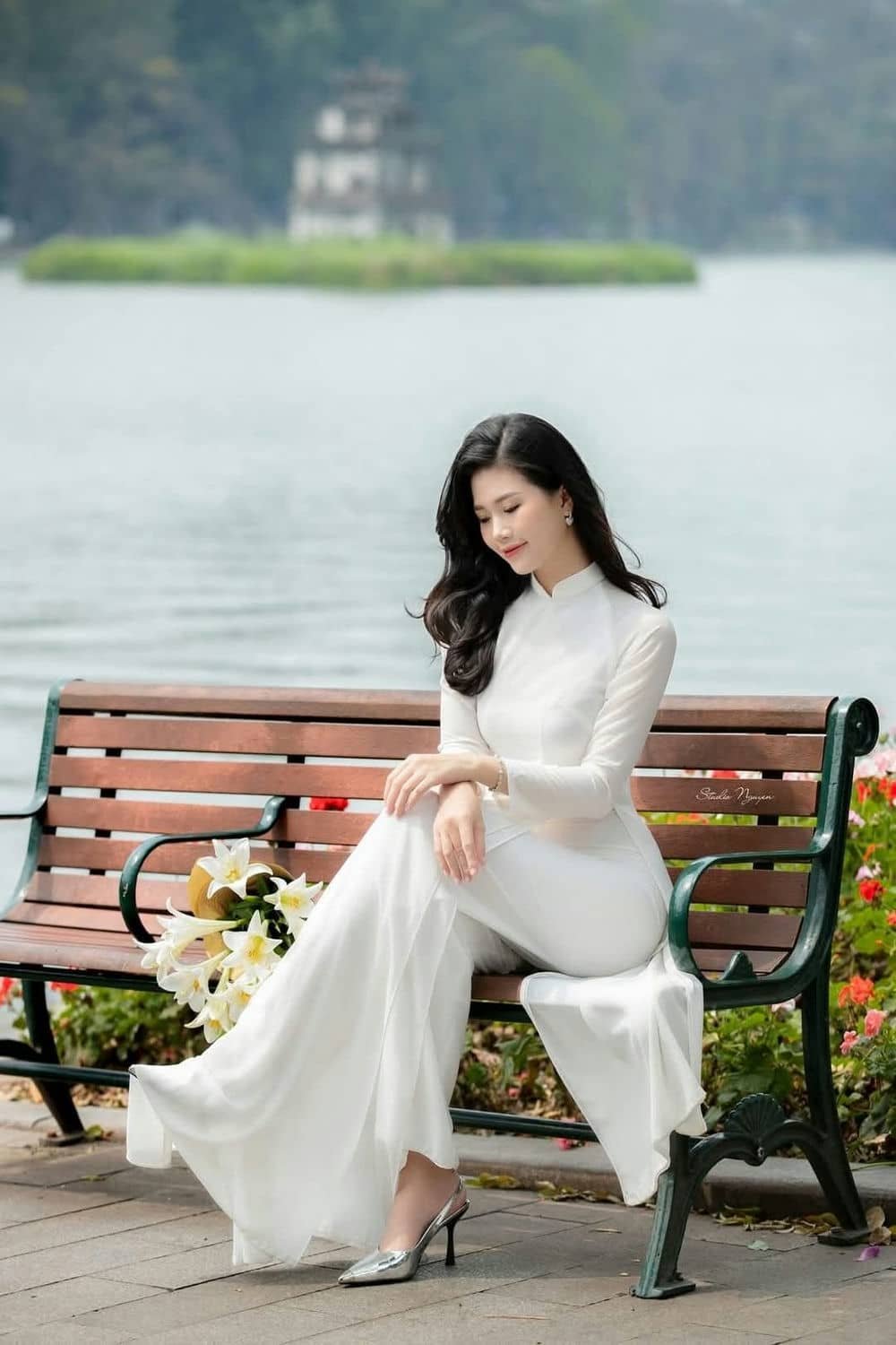 look áo dài trắng xinh.