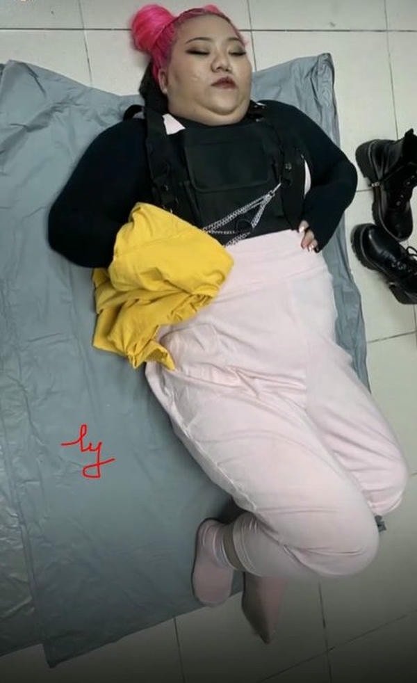 meme chống nạnh 11