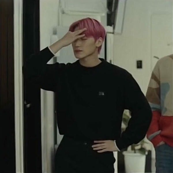 meme chống nạnh 23