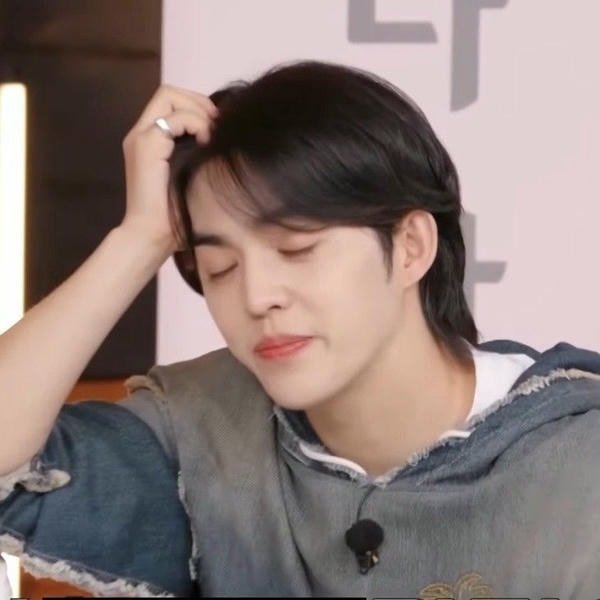 meme chống nạnh 26